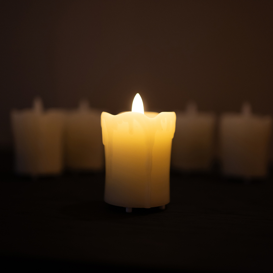 Eén Akaro waxinelichtje scherp in beeld, met meer lichtjes onscherp erachter